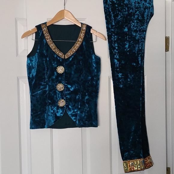 Embroidered Velvet Vest + Leggings set - Picture 2 of 5